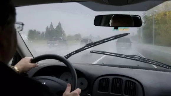 BANC | Un ardelean la semafor, în timp ce ploua torențial