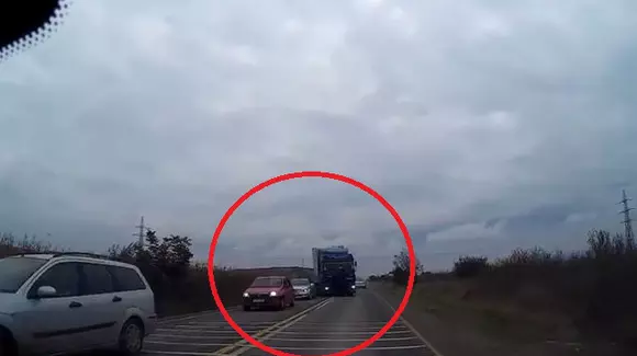 Ce te faci când îți iese în față, pe sensul tău de mers, un TIR? Vezi cum a reacționat un șofer român! | VIDEO