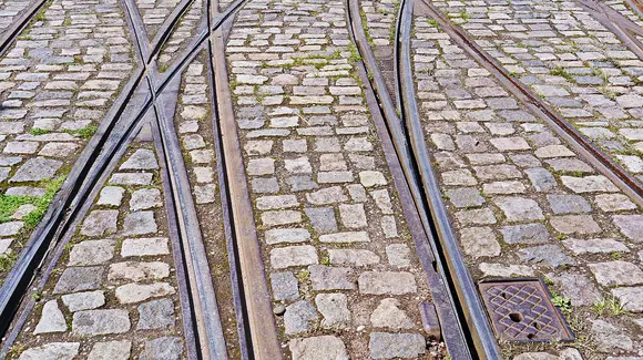 10 tramvaie blocate de o mașină parcată neregulamentar