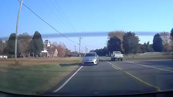 Cum evită o Tesla S P85D o coliziune din spate datorită accelerației fulminante