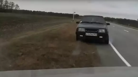 A vrut să depășească și a provocat o coliziune frontală (video)