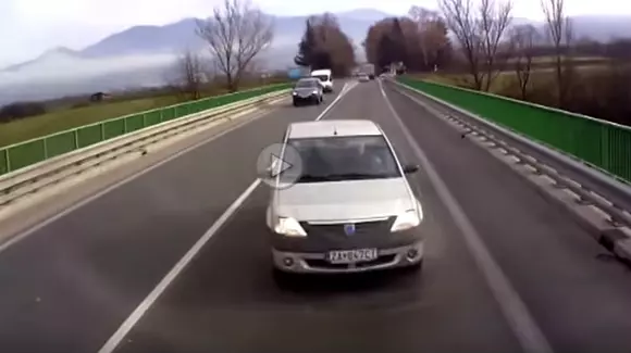 Șoferul unei Dacia Logan provoacă cel mai violent accident al anului
