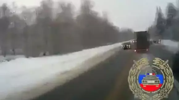 Tragedie! Ce se întâmplă când un camion pierde controlul pe un carosabil umed și intră pe contrasens! | VIDEO