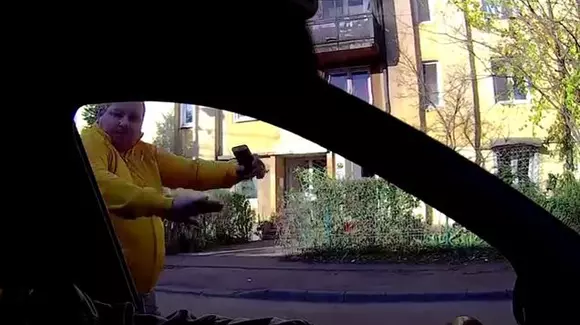 Un șofer din București s-a dat jos să-i dea o lecție "rivalului" său și a început să lovească mașina acestuia. Ce a urmat! | VIDEO