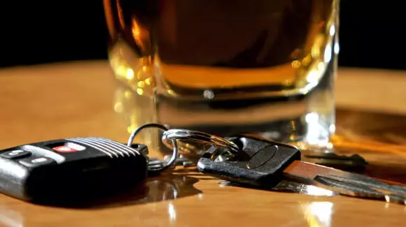 Doar o bere la volan? Sau un pahar de vin? Care sunt factorii de care depinde dacă ai depășit sau nu limita legală admisă