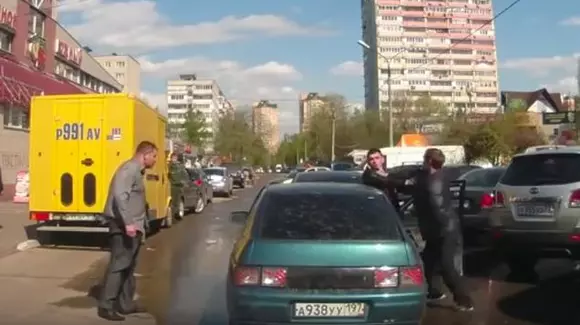 Mai ceva ca în ring! Cum s-au bătut patru ruși după un conflict în trafic! | VIDEO