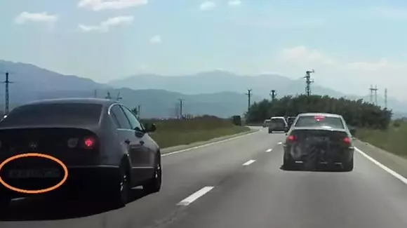 Ăsta, da, tupeu! Și-a pus la numărul de la mașină numele în întregime, deși e format din cinci litere!  | VIDEO