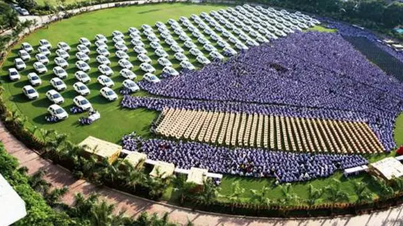 Ce darnic! Un afacerist le-a dat angajaților săi peste 1000 de mașini și 400 de case