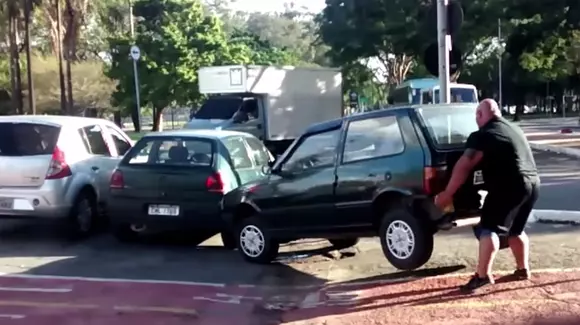 Nu-ți iese parcarea laterală? Ia-ți mașina pe sus și-ai rezolvat problema!