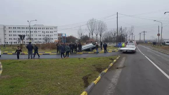 Cascador de România - S-a învârtit cu mașina în aer la intrarea în Rovinari