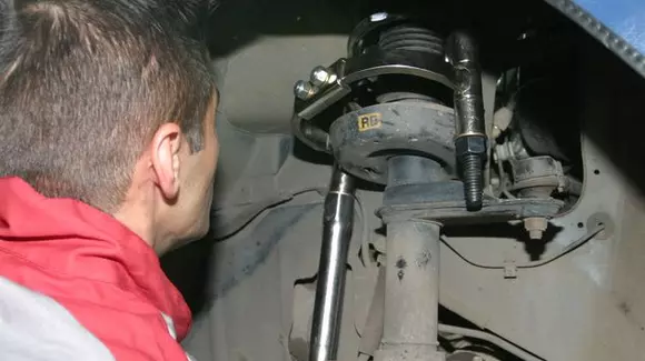 De necrezut! Uite cum te pot păcăli la service! Un mecanic i-a cerut 8.000 de lei unei cliente pentru un "furtun decuplat" | VIDEO