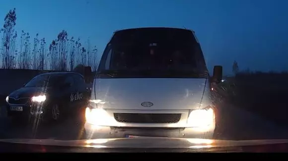 Lecție! Ce a pățit un șofer care a depășit coloana! | VIDEO