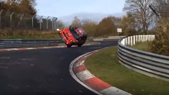 Un cascador a parcurs Nurburgringul cu un MINI pe două roți