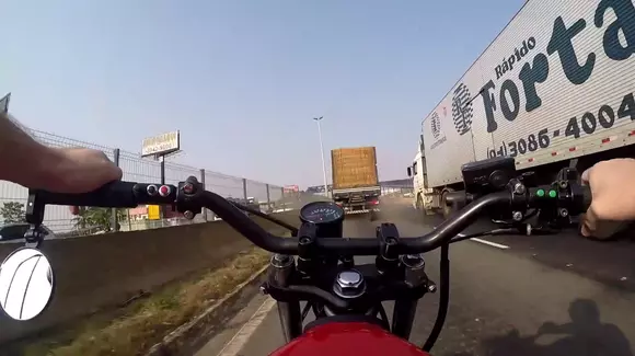 A fost cât pe ce! Iată cum a scăpat un motociclist ca prin urechile acului (VIDEO)