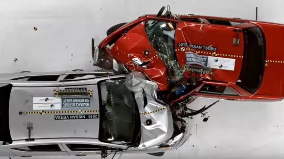 Nissan scoate de pe piață un model vechi de 24 de ani. Un crash-test i-a venit de hac
