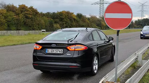 Ford lansează o tehnologie pentru evitarea conducerii pe contrasens pe autostradă