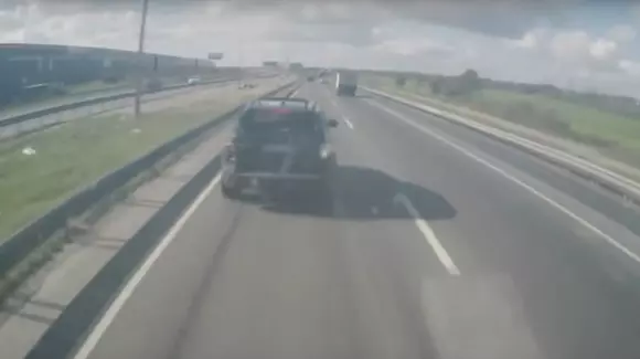 Șoferul unui TIR și-a pierdut cumpătul. Iată de ce nu e bine să te pui cu un TIR-ist! | VIDEO