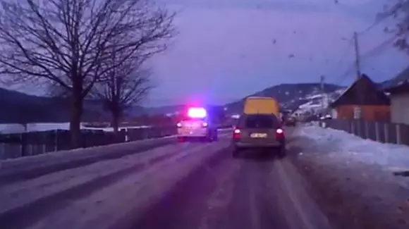 Poliția în "misiune"! Ce "urgență" aveau acești oameni ai legii te va lăsa mască! | VIDEO