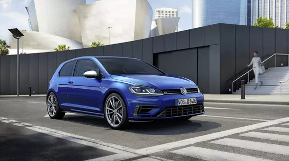 Volkswagen încheie anul cu noutăți în familia Golf. Versiunea R este disponibilă cu 310 CP