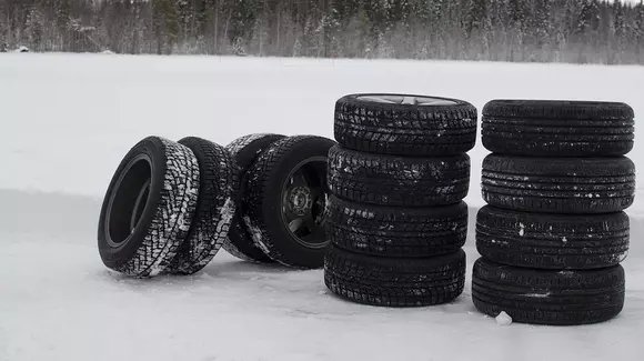 5 lucruri pe care trebuie să le știi despre anvelopele de iarnă. Cum îndepărtează zăpada și când trebuie verificate!