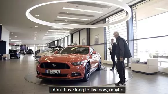 Cine mai e ca el? Un suedez conduce un Mustang cu motor V8 la 97 de ani | VIDEO