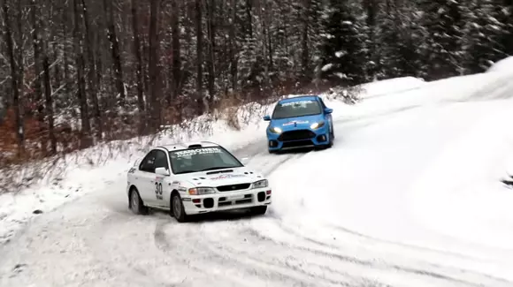 Poate Ford Focus RS să țină pasul cu o mașină de raliu veritabilă? (VIDEO)