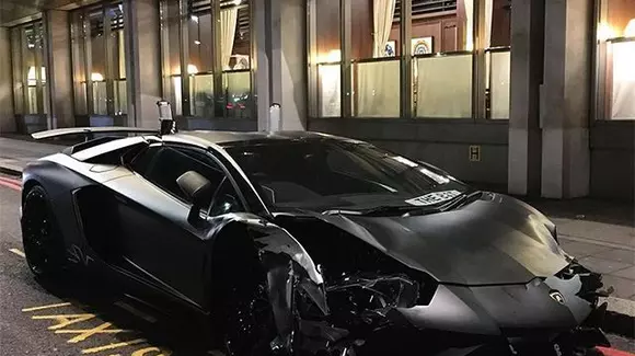 Prea mult Need for Speed: un posesor de Lamborghini Aventador SV din Londra se angajează într-o cursă ilegală și face accident (VIDEO)