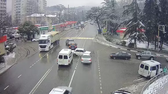 Cea mai neobișnuită parcare din lume! S-a produs în urma unui impact! | VIDEO