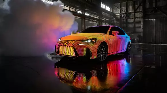 Lexus a prezentat un IS îmbrăcat în aproximativ 42.000 de LED-uri