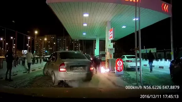 Un șofer a dat foc unei pompe de combustibil într-o benzinărie! Ce a urmat! | VIDEO