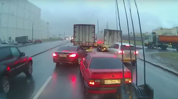 Road Rage cu piper! Ce i-a făcut un rus unui "rival" în trafic! | VIDEO
