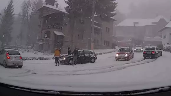 Greu la deal cu anvelopele de vară! Șoferii români s-au descurcat greu, deși zăpada avea câțiva centimetri | VIDEO