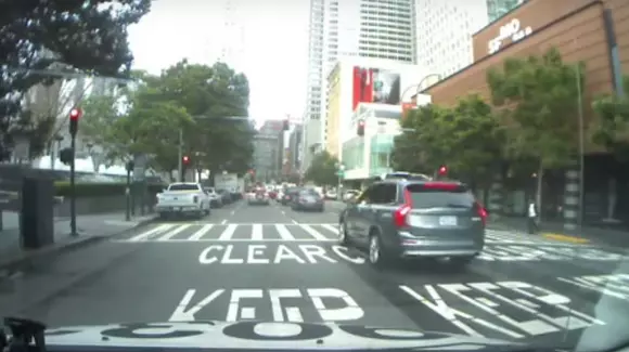 Scandal în SUA! Un Volvo XC90 autonom a trecut pe roșu într-o intersecție. Cine e vinovat, șoferul sau mașina? | VIDEO