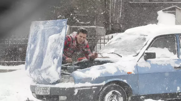 Iată cum trebuie să procedați în cazul în care un viscol vă surprinde în mașină