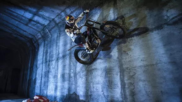 Cu motocileta pe Magistrala 4. Un rider francez a făcut spectacol pe șantierul bucureștean