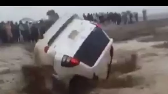 O Toyota Land Cruiser devine istorie. Mașina a fost înghițită de torenți