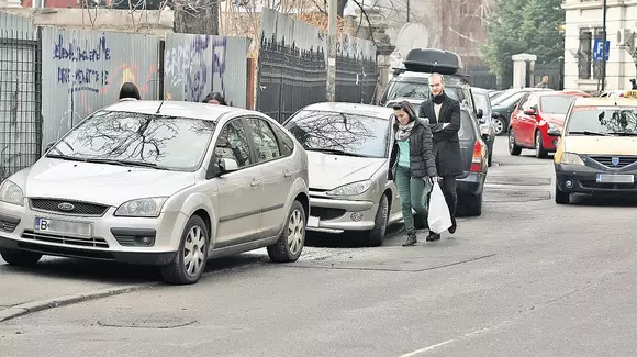 Parcarea pe trotuar a mașinilor nu mai este permisă de mâine. Amenzi usturătoare