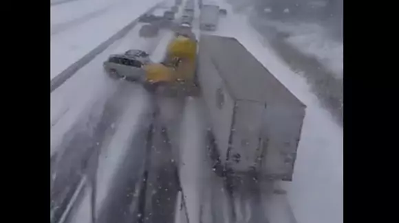 E mai rău ca la noi. Circa 100 de mașini implicate într-un accident din cauza drumurilor acoperite cu zăpadă și gheață