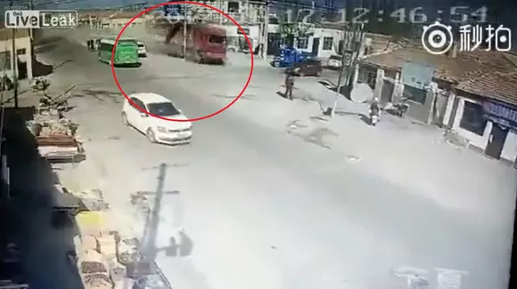 E un camion sau o rachetă? Acesta este cel mai ciudat accident pe care-l puteai vedea vreodată! | VIDEO