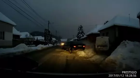 De ce nu e bine să faci depășiri riscante pe zăpadă! Vezi cum poți să pierzi controlul! | VIDEO