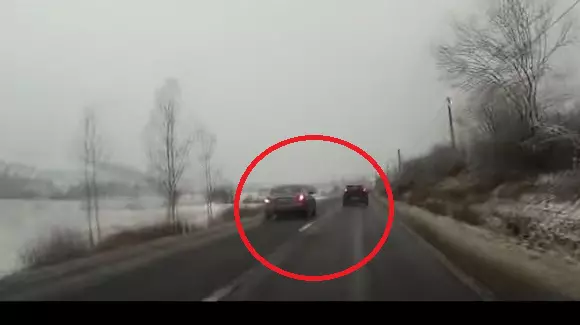 Era să comită o tragedie! Șoferul unui Audi a scăpat ca prin urechile acului de un impact frontal! | VIDEO
