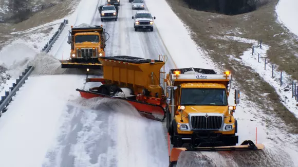 Cum deszăpezesc rușii, norvegienii și canadienii autostrăzile și șoselele! Care-s mai tari? | VIDEO