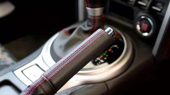 E mai bine să tragi frâna de mână sau e suficient să lași mașina în viteză? | VIDEO