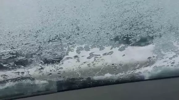 Probleme de sezon: De ce îngheață lichidul de parbriz special pentru iarnă