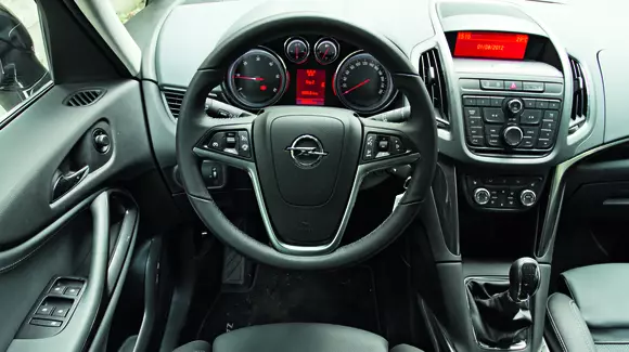 Trei pași prin care să scapi de mirosul urât din mașină