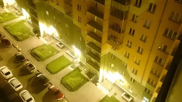 Iluzie optică sau Photoshop? Cum au ajuns aceste mașini în balcoane?