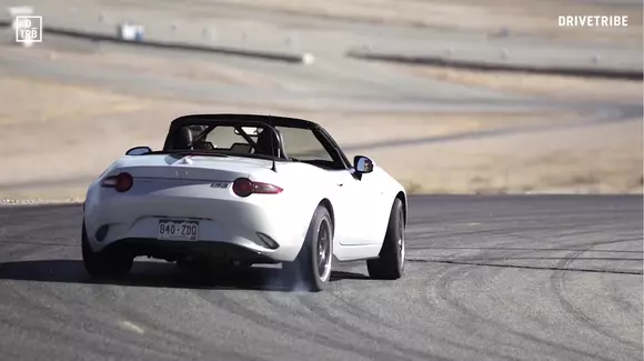 Mazda MX-5 cu motor V8 tocmai a devenit cel mai mic muscle car din lume (VIDEO)