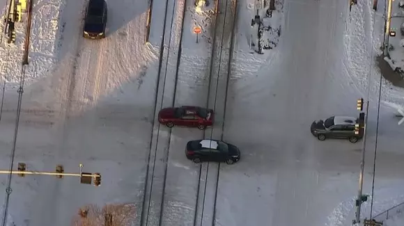 La câteva secunde de dezastru! Un Mustang a fost ajutat să elibereze șinele de cale ferată la timp! | VIDEO