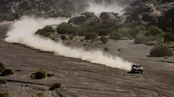 Raliul Dakar 2017 - Sebastien Loeb se impune pe probele speciale, dar Peterhansel câștigă etapa