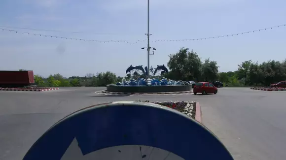 Tu știi cum se semnalizează corect în sensul giratoriu?